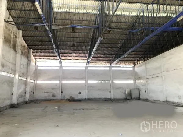 คลังสินค้า ให้เช่าในBang Phli, Samut Prakan - ภายในโกดังโปร่งเพดานสูง โครงหลังคาเหล็ก ช่องลมรอบด้าน พื้นคอนกรีต