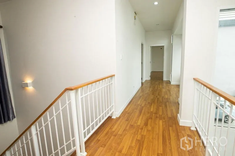 บ้าน ให้เช่าหรือขายในLam Luk Ka, Pathum Thani - โถงชั้นบนราวกันตกเหล็กสีขาวมือจับไม้