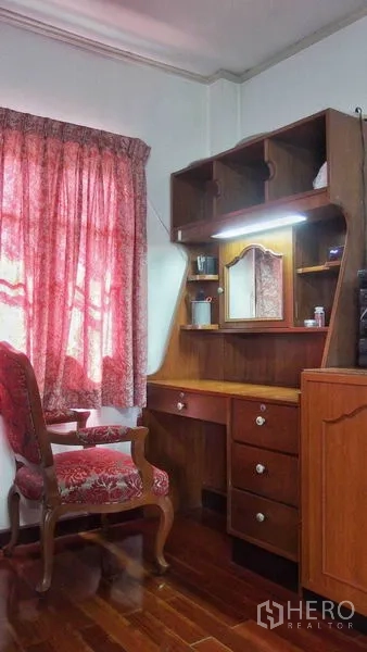 Detached House for sale in Taling Chan, Bangkok - Wooden study nook with built-in desk, drawers and upholstered chair.