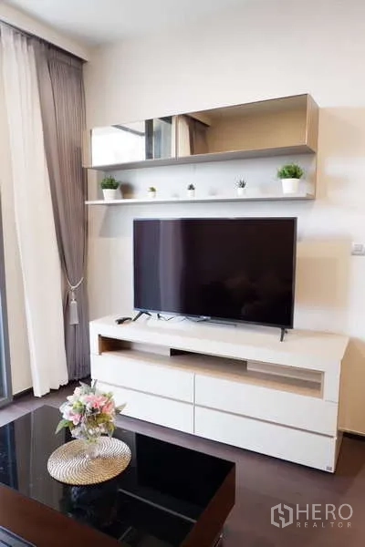 คอนโด ให้เช่า - ชั้นวางทีวีพร้อมชั้นลอยและโทรทัศน์จอแบน