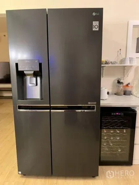 คอนโด ให้เช่าในBang Na, Bangkok - ตู้เย็นแบบประตูคู่ขนาดใหญ่คู่กับตู้แช่ไวน์และชั้นวาง