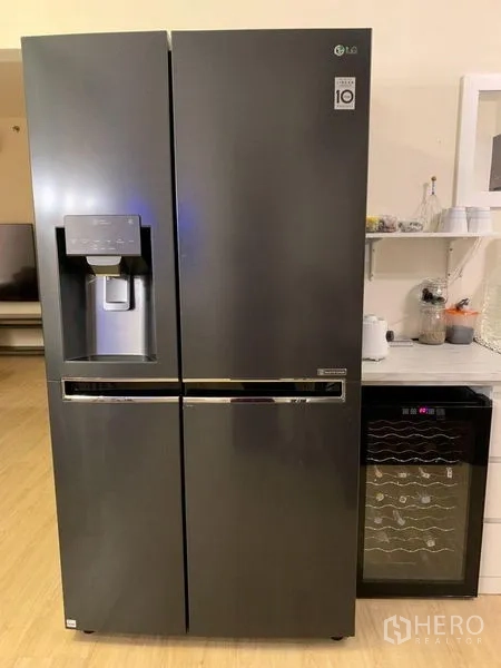 คอนโด ให้เช่าในBang Na, Bangkok - ตู้เย็นแบบประตูคู่ขนาดใหญ่คู่กับตู้แช่ไวน์และชั้นวาง