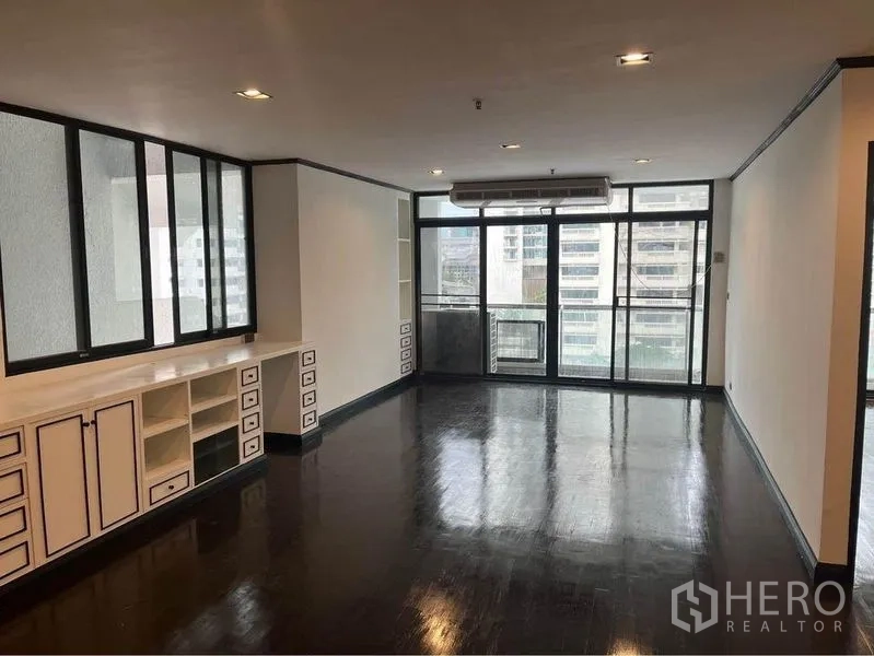 คอนโด ให้เช่าหรือขายในWatthana, Bangkok - พื้นที่นั่งเล่นหันสู่ประตูกระจกบานใหญ่เปิดออกระเบียงวิวเมือง