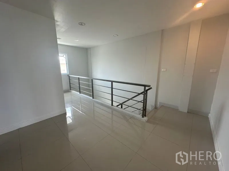 带办公室的家 出租在Bang Na, Bangkok - 楼上走道，金属扶手与侧窗。