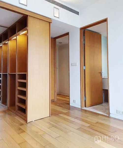 คอนโด ให้เช่าในSathon, Bangkok - พื้นที่ห้องนอนพร้อมตู้เสื้อผ้าบิวท์อินและทางเข้าห้องน้ำในตัว