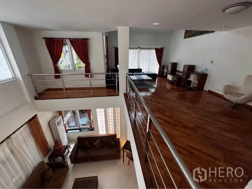 ทาวน์เฮาส์ for rent in Huai Khwang, Bangkok - ชั้นลอยมองเห็นโถงนั่งเล่น ราวสแตนเลสเงา.