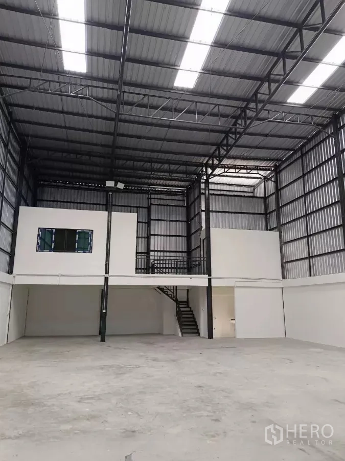 货栈 出租在Khlong Toei, Bangkok - 室内朝向夹层的开放空间，照明与钢结构清晰可见。