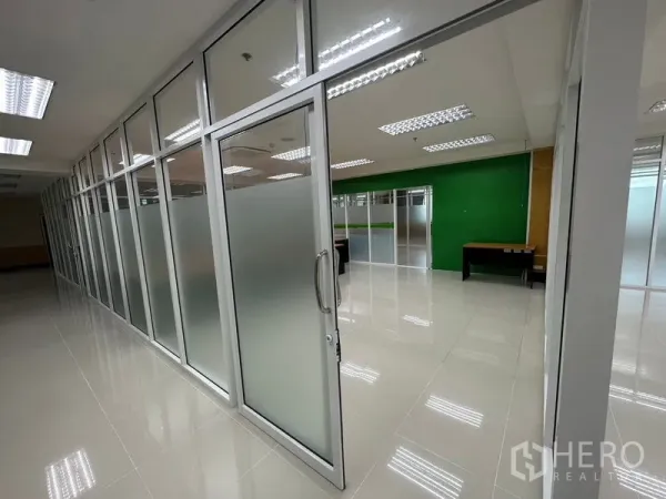 สำนักงาน ให้เช่าในSuan Luang, Bangkok - ประตูกระจกบานเลื่อนติดฟิล์มฝ้า เชื่อมสู่ห้องทำงานแบบแบ่งสัดส่วนตามทางเดินพื้นกระเบื้อง