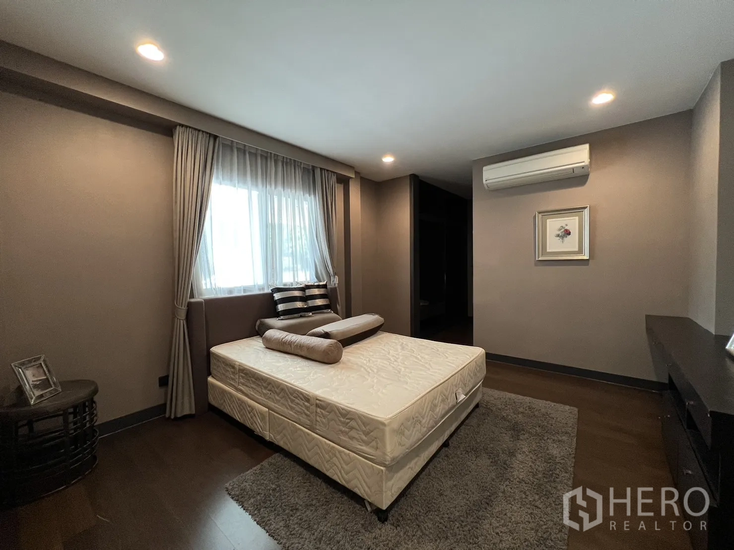 Detached House for rent or sale in Bang Kapi, Bangkok - Bedroom with window, air-conditioning and mattress on wood flooring.