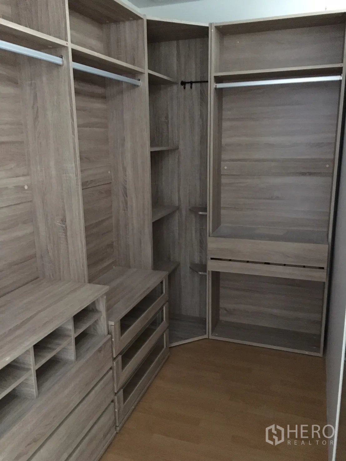 คอนโด ให้เช่าหรือขายในKhlong Toei, Bangkok - ห้องแต่งตัวแบบวอล์กอิน ชั้นและลิ้นชักไม้ พร้อมราวแขวน