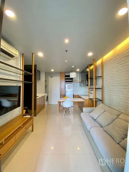 คอนโด ให้เช่าในChatuchak, Bangkok - โซนใช้ชีวิตแบบโอเพ่นแพลน มีโซฟา ชั้นวางทีวี และพื้นกระเบื้องแกรนิตโต้สว่าง