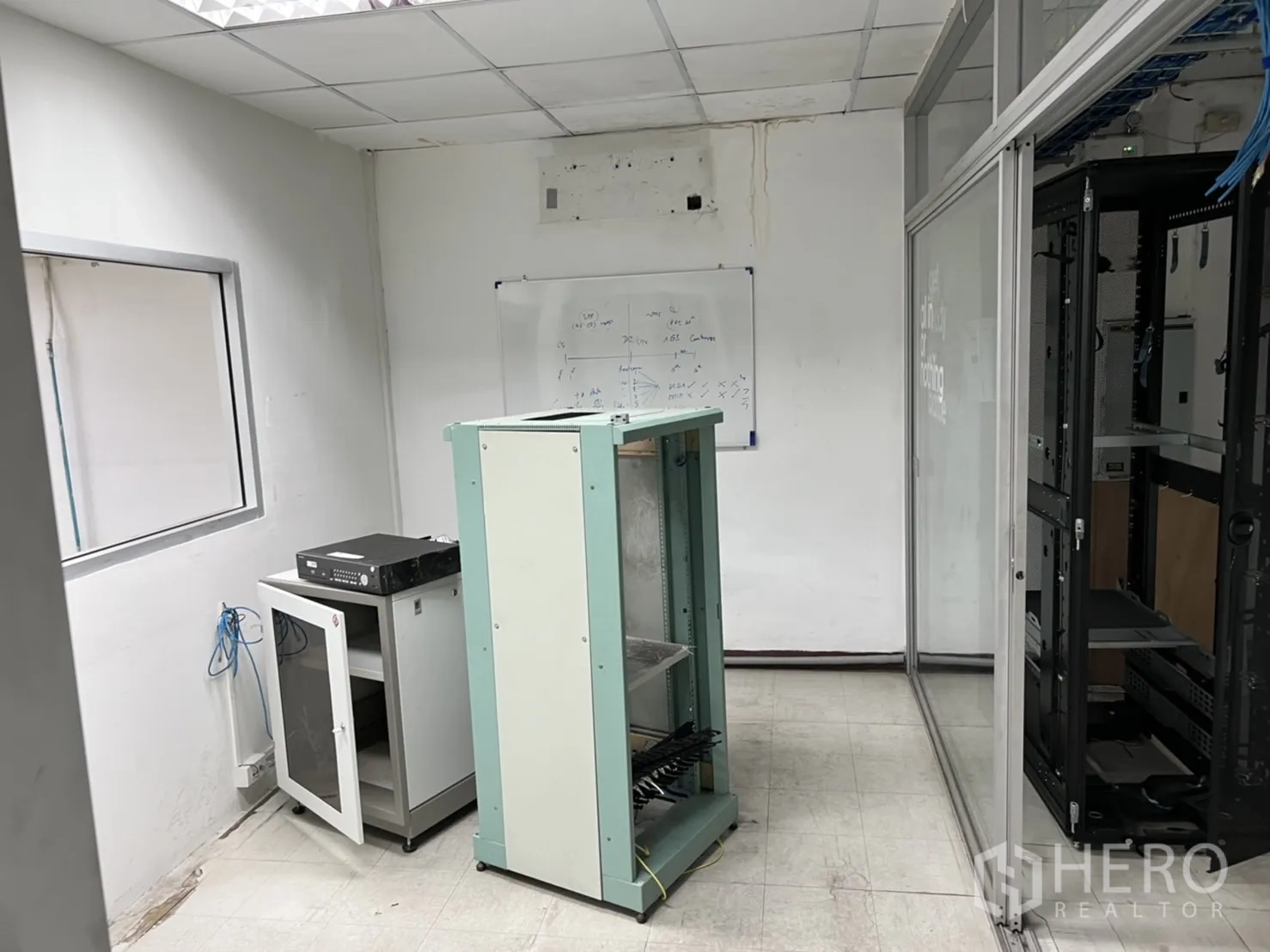 คลังสินค้า ให้เช่าในMueang Samut Prakan, Samut Prakan - ห้องเซิร์ฟเวอร์/ไอทีขนาดเล็ก พร้อมตู้แร็กและสายสัญญาณ