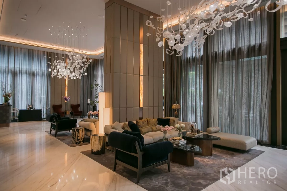 公寓 出租在Watthana, Bangkok - 优雅大堂，双吊灯、软式座椅和挑高空间。