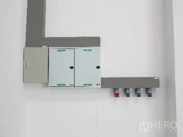 货栈 出租在Ban Bueng, Chon Buri - 工业电气控制柜和三相电插座