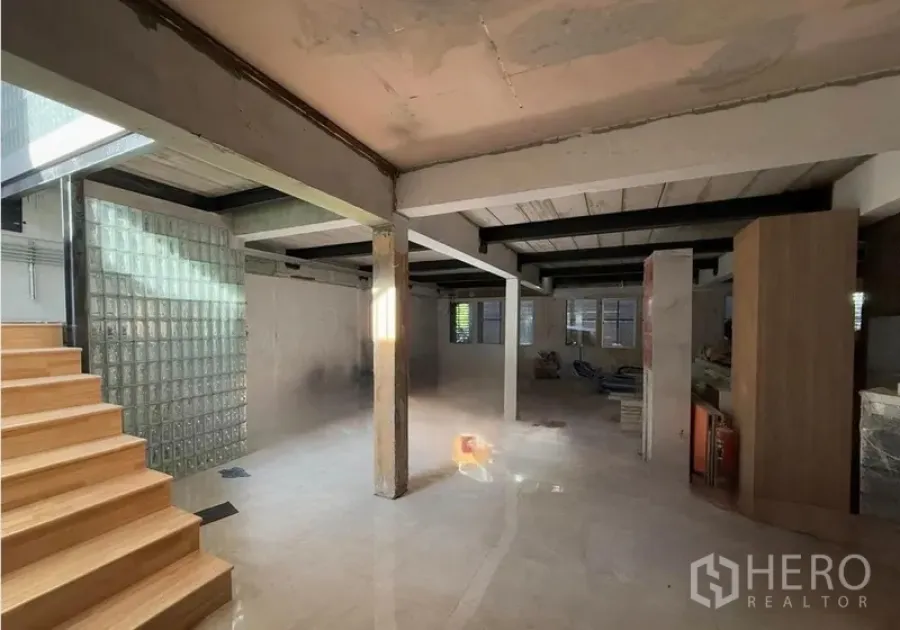 สำนักงาน ให้เช่าในKhlong Toei, Bangkok - พื้นที่สำนักงานโอเพ่นแปลน คานโครงเหล็ก ผนังกระจกบล็อก พื้นกระเบื้อง และบันไดไม้ รับแสงธรรมชาติ