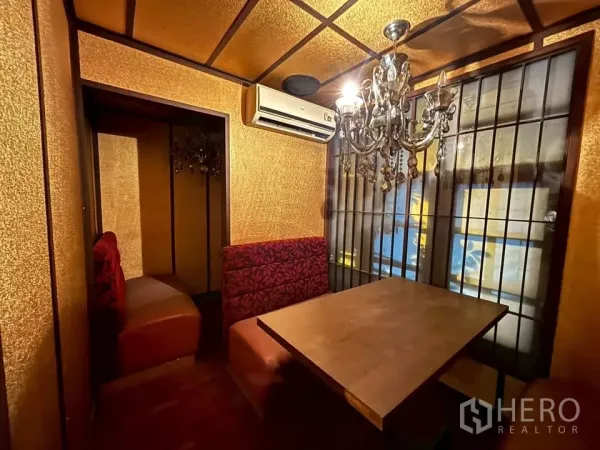 店屋 出租在Watthana, Bangkok - 小型私密包厢，金色墙面、枝形吊灯与格栅窗。