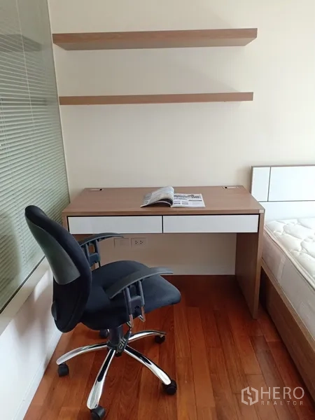 公寓 出租在Sathon, Bangkok - 卧室工作区，书桌、人体工学椅与壁挂层板，床侧可见。