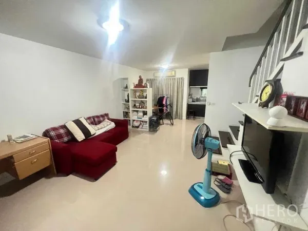 ทาวน์เฮาส์ ให้เช่าในBueng Kum, Bangkok - ห้องนั่งเล่นแบบโอเพ่น มีโซฟา ทีวี และบันได