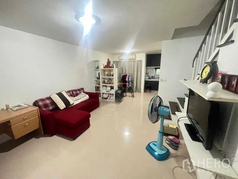 ทาวน์เฮาส์ ให้เช่าในBueng Kum, Bangkok - ห้องนั่งเล่นแบบโอเพ่น มีโซฟา ทีวี และบันได