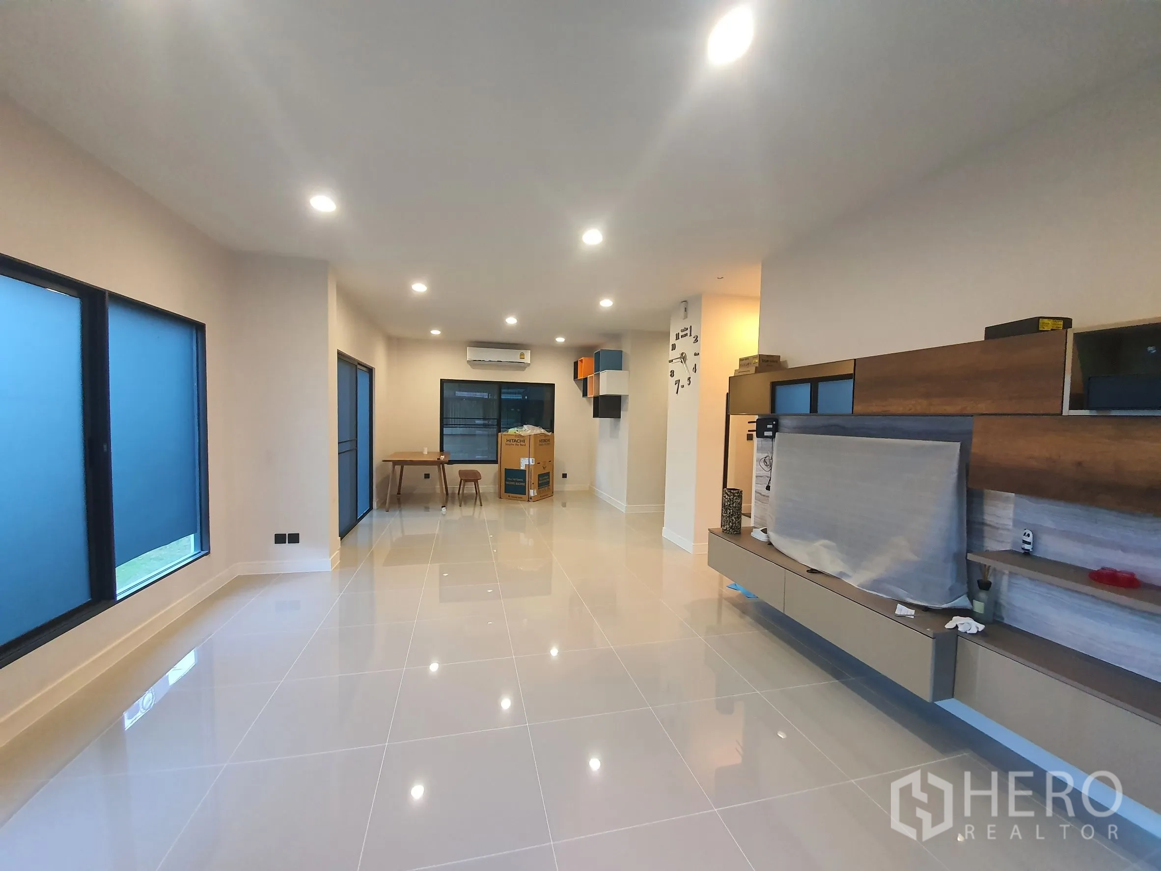 บ้าน ให้เช่าในBang Kapi, Bangkok - พื้นที่นั่งเล่นแบบโอเพ่นไลฟ์ติ้ง พื้นกระเบื้องเงา พร้อมชั้นบิลต์อิน