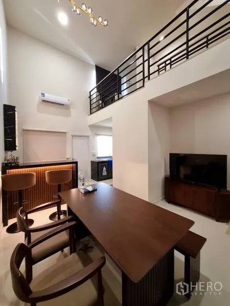 ทาวน์เฮาส์ ให้เช่า - โถงรับประทานอาหารเพดานสูง มีชั้นลอย บาร์โฮม และมุมทีวี