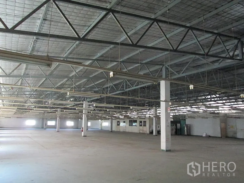 โรงงาน ให้เช่าในPathum Thani - โกดังช่วงเสากว้าง หลังคาโครงเหล็กทรัสสูง พร้อมไฟแขวน