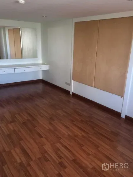 คอนโด ให้เช่าในWatthana, Bangkok - ห้องว่างพื้นไม้ พร้อมกระจกเงาบนผนังและโต๊ะเครื่องแป้งบิวท์อิน