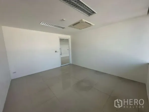 สำนักงาน ให้เช่าในPrawet, Bangkok - ห้องทำงานส่วนตัวพร้อมแอร์คาสเซ็ทและไฟหลอดฟลูออเรสเซนต์