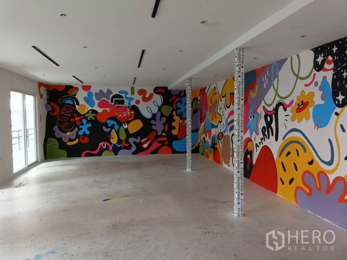 零售空间 出租在Huai Khwang, Bangkok - 大型开放式室内空间，彩色涂鸦墙与天花筒灯。