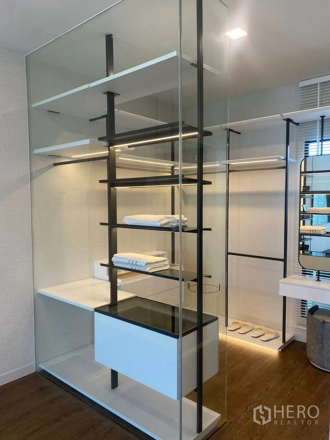 บ้านเดี่ยว for rent or sale in Bang Phli, Samut Prakan - วอล์กอินโคลเซ็ตกั้นกระจกพร้อมชั้นวางและราวแขวนเสื้อผ้า.