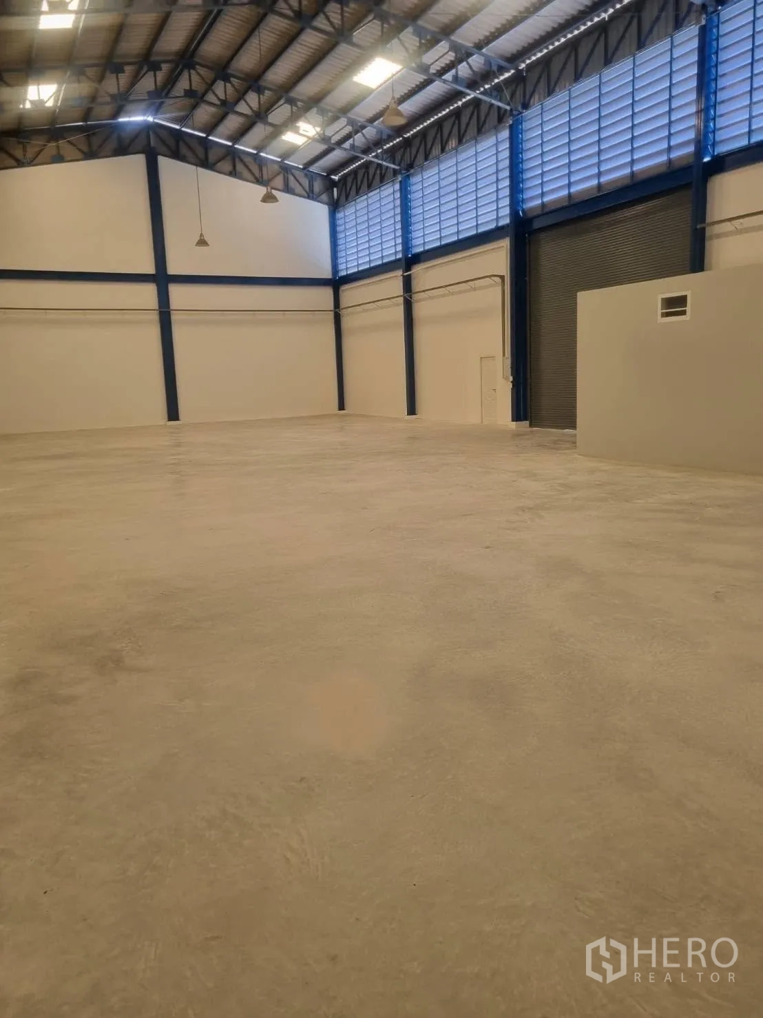 Warehouse for rent in Thepharak, Nakhon Ratchasima - Open warehouse space with roller shutter and built-in office room.