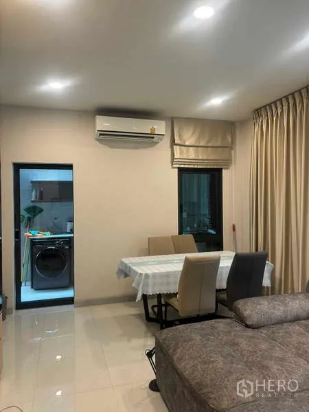 บ้าน ให้เช่าในMueang Nonthaburi, Nonthaburi - มุมทานข้าวพร้อมเครื่องปรับอากาศ และทางเชื่อมสู่โซนซักล้าง