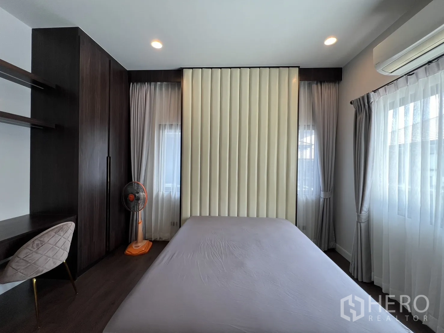 Detached House for rent or sale in Bang Kapi, Bangkok - Second bedroom headboard view with vertical padded wall.