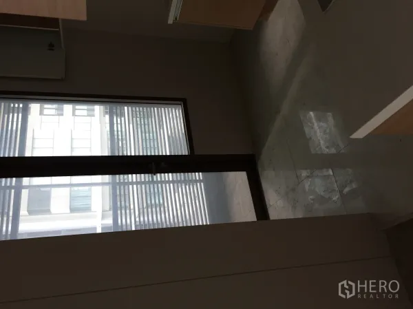 คอนโด ขายในKhlong Toei, Bangkok - ประตูกระจกบานเลื่อนสู่ระเบียงหรือพื้นที่ซักล้าง พร้อมระแนงบังสายตา.