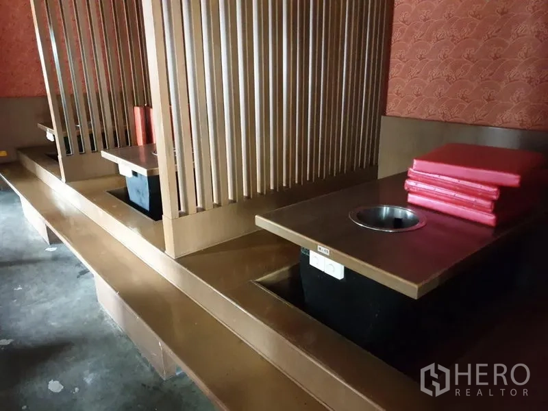 零售空间 出租在Khlong Toei, Bangkok - 内置卡座，桌面带烤炉孔及木质隔断，保留餐饮装置。