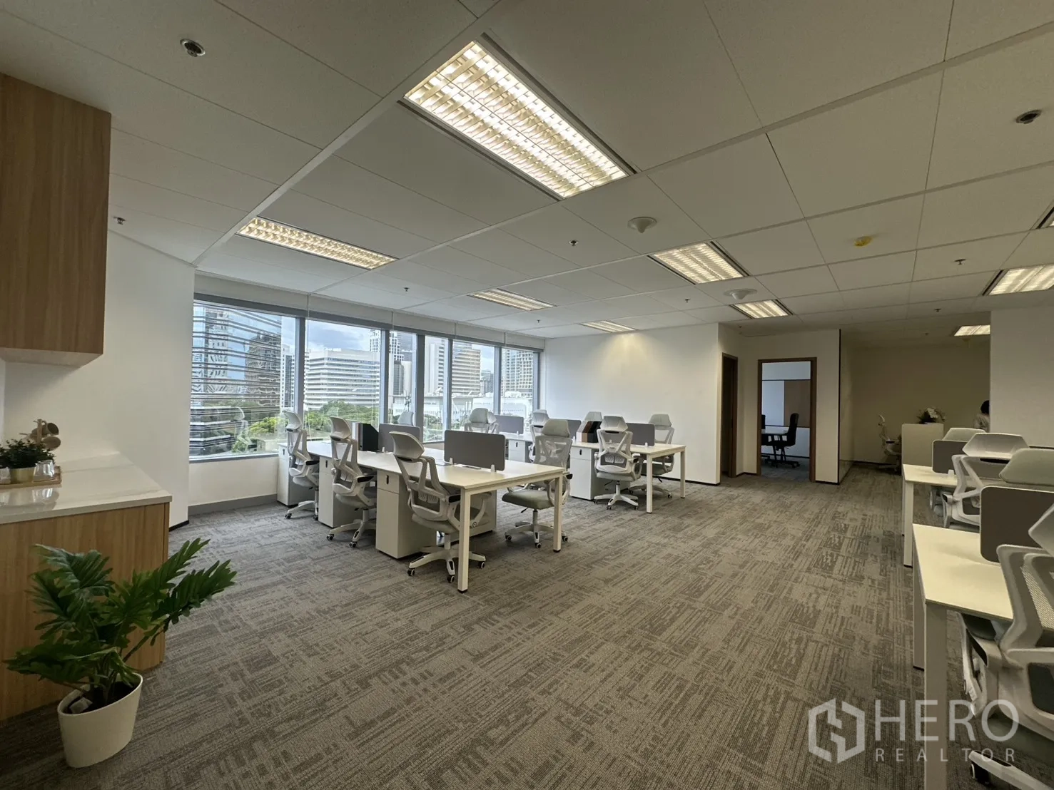 办公室 for rent in Pathum Wan, Bangkok - 开放式办公区设多组工位与大窗户。