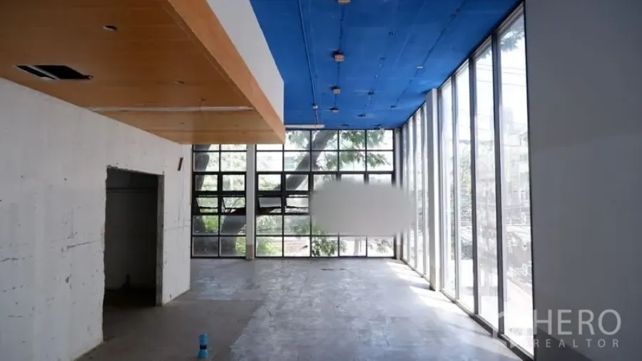 零售空间 出租在Watthana, Bangkok - 宽敞零售单元，双面落地窗与混凝土地面，视野见树景。