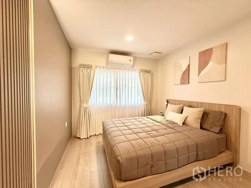 Detached House for rent in Bang Phli, Samut Prakan - Secondary bedroom with warm-toned feature wall and queen bed.