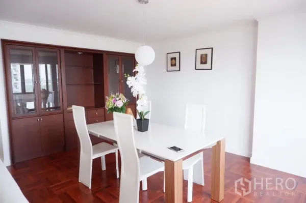 公寓 出租在Khlong Toei, Bangkok - 餐区配木质嵌入式柜与圆形吊灯