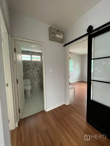 独立式住宅 出售在Bang Kruai, Nonthaburi - 二层走廊，推拉门、木地板，并连通卫生间。