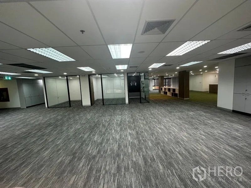 办公空间 出租在Khlong Toei, Bangkok - 办公楼层广角图，多个玻璃会议室与明亮照明。