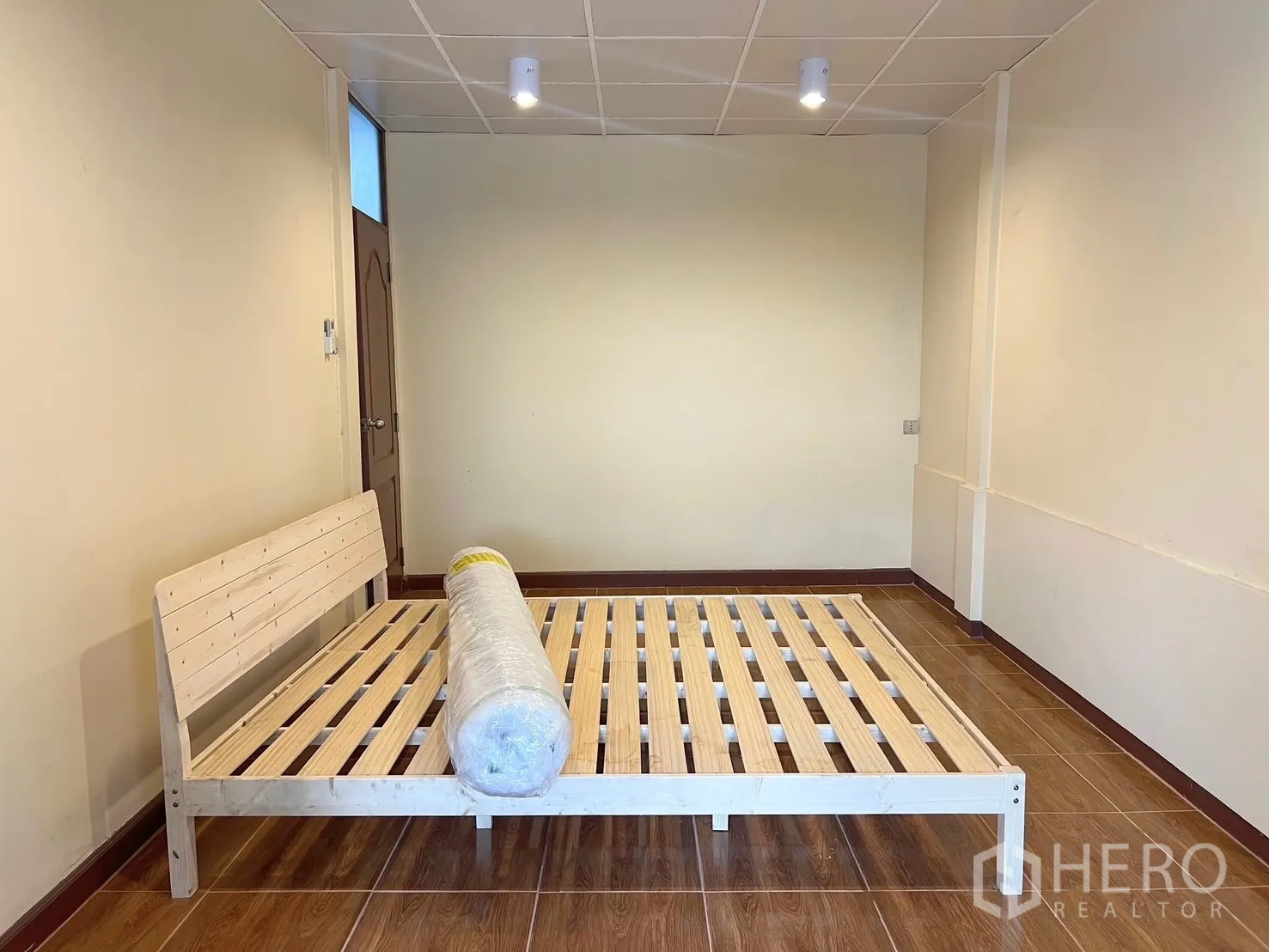 ทาวน์เฮาส์ ให้เช่า - ห้องนอนกว้าง พร้อมโครงเตียงไม้และพื้นลายไม้โทนอุ่น