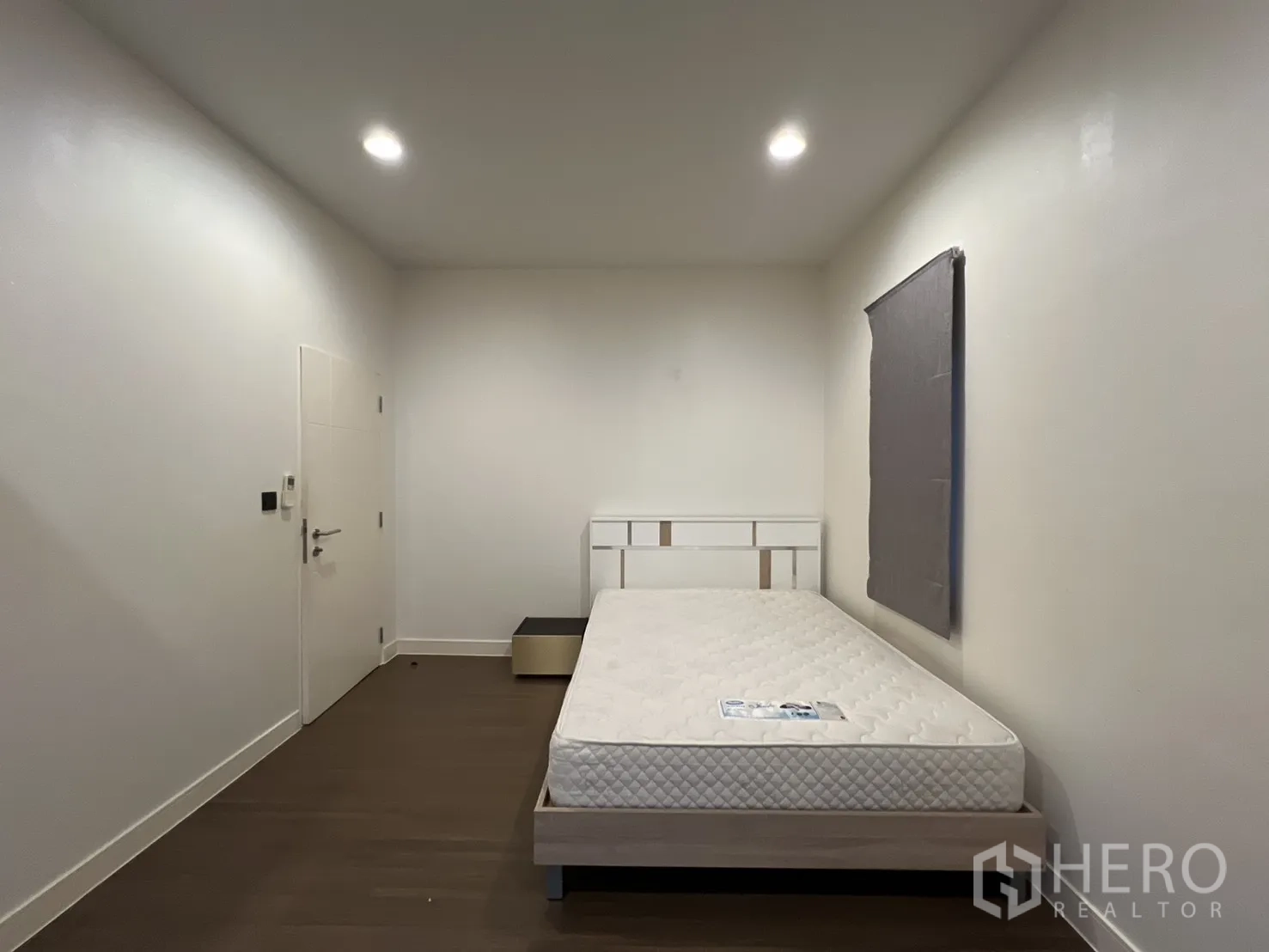 บ้าน ให้เช่าหรือขายในBang Kapi, Bangkok - ห้องนอนเพิ่มเติมมีโครงเตียงและผนังเรียบ