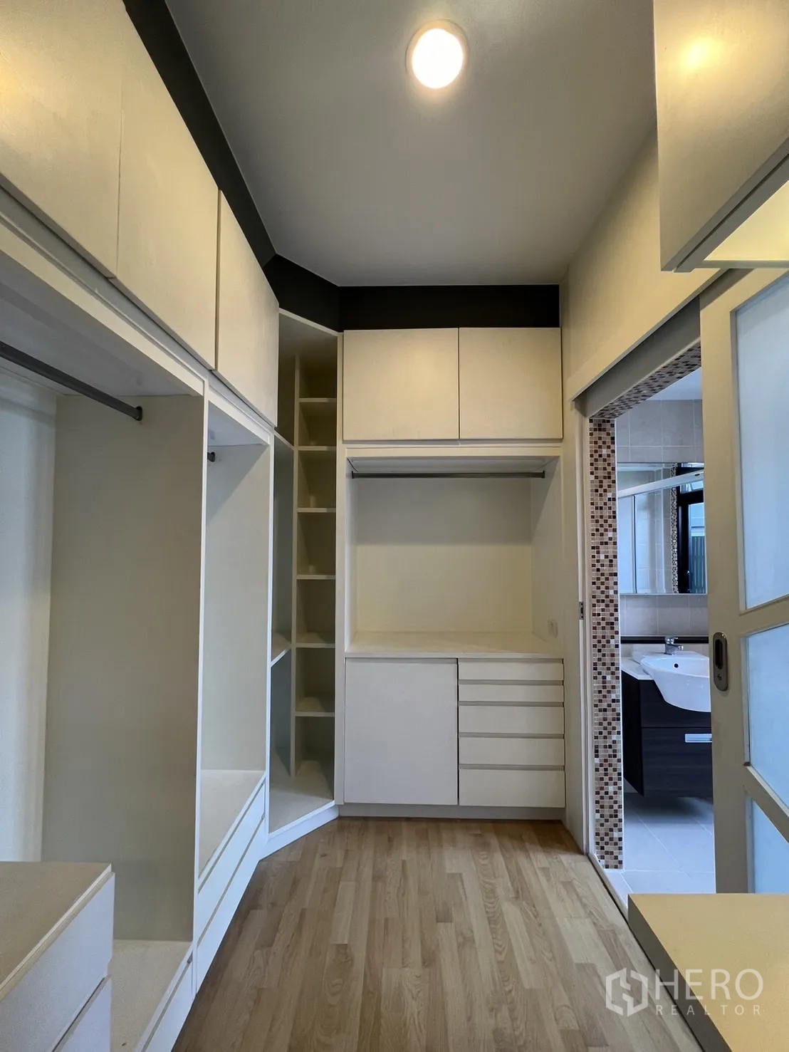 Townhouse for rent in Wang Thonglang, Bangkok - Walk-in closet with ample shelving and drawers.