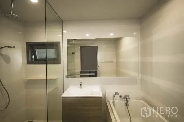 公寓 出租在Khlong Toei, Bangkok - 现代浴室，玻璃淋浴间、浴缸、大镜子与洗手台，曼谷公寓