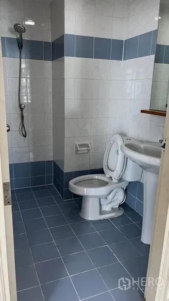 คอนโด ให้เช่าในWatthana, Bangkok - ห้องน้ำปูกระเบื้องสีน้ำเงินขาว พร้อมฝักบัวชำระ โถสุขภัณฑ์ และอ่างล้างหน้า