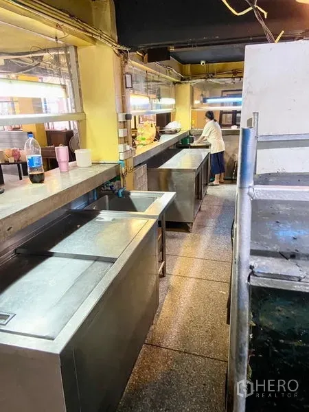 零售空间 出租在Ratchathewi, Bangkok - 商用厨房服务区的不锈钢备餐台与水槽