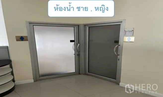 货栈 出租在Mueang Pathum Thani, Pathum Thani - 办公区男、女洗手间磨砂玻璃门