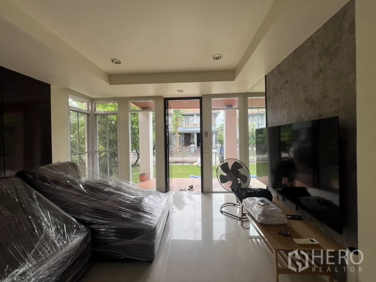 บ้าน ให้เช่าในWang Thonglang, Bangkok - สวนหน้าบ้านมีต้นไม้ใหญ่และรั้วเหล็กริมถนนเงียบสงบ