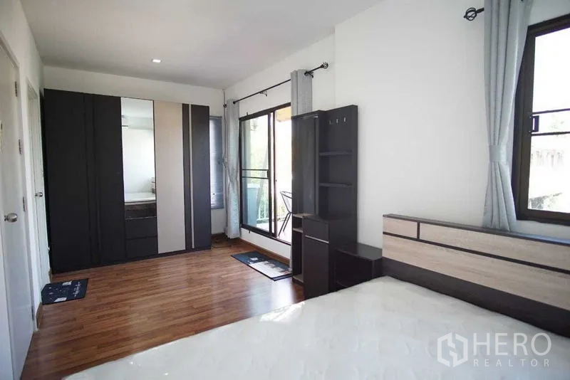 ทาวน์เฮาส์ ให้เช่าในSuan Luang, Bangkok - ห้องนอนพร้อมตู้เสื้อผ้าบานกระจก ประตูกระเบียง รับแสงธรรมชาติ